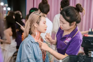 Giới trẻ 'đổ xô' học nghề làm đẹp: Cơ hội nhiều, thách thức lớn