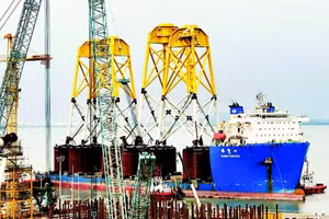 Sản xuất chân đế điện gió ngoài khơi tại cảng PTSC Vũng Tàu. (Ảnh: Hoàng Anh)