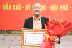 Hoạ sĩ Lê Hữu Hiếu nhận Bằng khen của UBND TPHCM. Ảnh: NVCC. 