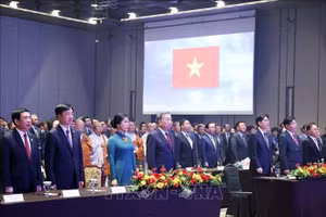 Tổng Bí thư Tô Lâm và Phu nhân cùng các đại biểu tham dự buổi lễ thực hiện nghi thức chào cờ. (Ảnh: Thống Nhất/TTXVN)