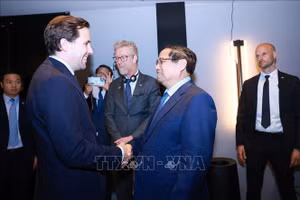 Bộ trưởng Hợp tác phát triển quốc tế và Ngoại thương Thụy Điển Benjamin Dousa đón Thủ tướng Phạm Minh Chính dự Diễn đàn kinh tế Việt Nam - Thụy Điển. (Ảnh: Dương Giang/TTXVN)