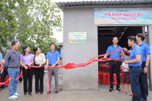 Trường Đại học Sư phạm TPHCM trao tặng Nhà khăn quàng đỏ tại tỉnh Long An (cũ). Ảnh: HCMUE.