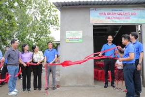 Trường Đại học Sư phạm TPHCM trao tặng Nhà khăn quàng đỏ tại tỉnh Long An (cũ). Ảnh: HCMUE.