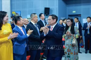 Thủ tướng Phạm Minh Chính và Phu nhân đến buổi gặp cộng đồng người Việt Nam tại pháp. (Ảnh: Dương Giang/TTXVN)