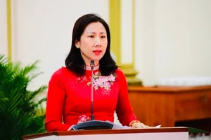 Bà Phạm Thị Thanh Hiền, Thành ủy viên, Giám đốc Sở Nội vụ, Ủy viên kiêm Thư ký Ủy ban bầu cử TPHCM công bố Nghị quyết của Ủy ban bầu cử Thành phố. 