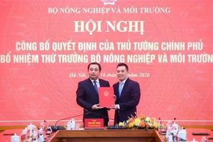 Bộ trưởng Trần Đức Thắng trao Quyết định của Thủ tướng bổ nhiệm ông Đặng Ngọc Điệp giữ chức Thứ trưởng Bộ Nông nghiệp và Môi trường. Ảnh: Tùng Đinh.