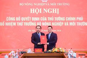 Bộ trưởng Trần Đức Thắng trao Quyết định của Thủ tướng bổ nhiệm ông Đặng Ngọc Điệp giữ chức Thứ trưởng Bộ Nông nghiệp và Môi trường. Ảnh: Tùng Đinh.