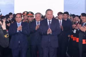 Tổng Bí thư Tô Lâm, Thủ tướng Phạm Minh Chính dự lễ khởi công nhà máy chế tạo chip bán dẫn đầu tiên tại Việt Nam. Ảnh: VGP/Nhật Bắc