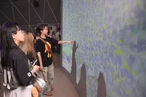 Lần đầu tiên giá trị nghệ thuật trong văn học nghệ thuật được truyền tải đến công chúng qua hình thức trình diễn mới. Ảnh: NT. 