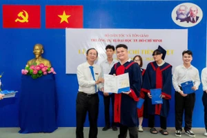 Ly Heng nhận chứng chỉ tiếng Việt tại Trường Dự bị Đại học TPHCM. Ảnh: NVCC.