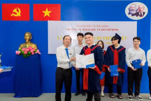 Ly Heng nhận chứng chỉ tiếng Việt tại Trường Dự bị Đại học TPHCM. Ảnh: NVCC.