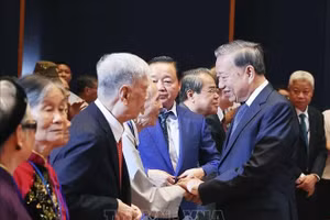 Tổng Bí thư Tô Lâm với người có công, nhân chứng lịch sử tiêu biểu. (Ảnh: Thống Nhất/TTXVN)