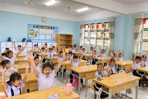 Học sinh Trường Tiểu học Nguyễn Bỉnh Khiêm hào hứng bước vào năm học mới. Ảnh: T.V.