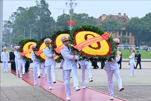 Đoàn đại biểu lãnh đạo Đảng, Nhà nước đến đặt vòng hoa và vào Lăng viếng Chủ tịch Hồ Chí Minh. Ảnh: An Đăng/TTXVN