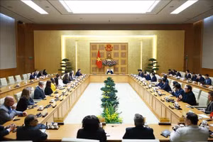 Thủ tướng Phạm Minh Chính tiếp lãnh đạo các trường đại học của Hoa Kỳ sang Việt Nam tham dự Chương trình Hợp tác Học thuật Quốc tế (IAPP). (Ảnh: Dương Giang/TTXVN)