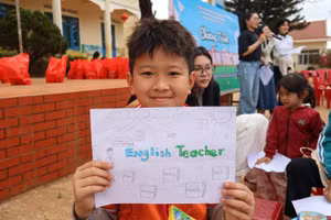 Thiếu nhi vẽ ước mơ của mình qua trang giấy.