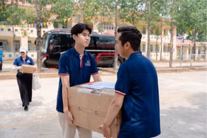 Sứ mệnh từ những tấm lòng vàng, mang theo hy vọng và những trang sách mới cho trẻ em vùng biên.