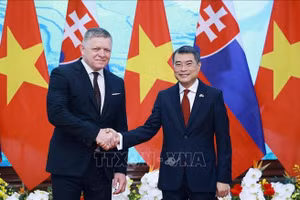 Thủ tướng Lê Minh Hưng và Thủ tướng Slovakia Robert Fico chụp ảnh chung trước hội đàm. Ảnh: Dương Giang/TTXVN