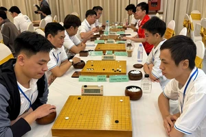 Các kỳ thủ thi đấu ván 1 cờ tiêu chuẩn. Ảnh: Lê Hoàng. 