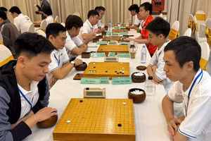Các kỳ thủ thi đấu ván 1 cờ tiêu chuẩn. Ảnh: Lê Hoàng. 