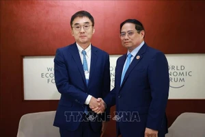 Thủ tướng Phạm Minh Chính tiếp ông Tetsuya Watanabe, Chủ tịch Viện Nghiên cứu kinh tế ASEAN và Đông Á (ERIA). (Ảnh: Dương Giang/TTXVN)