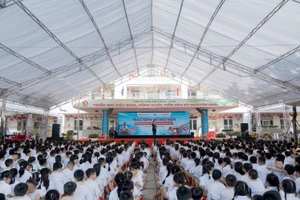 Trao tặng mũ bảo hiểm cho học sinh lớp Một toàn quốc năm học 2025 – 2026