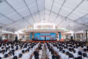 Trao tặng mũ bảo hiểm cho học sinh lớp Một toàn quốc năm học 2025 – 2026