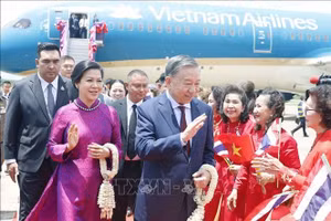 Kiều bào Việt Nam tại Udon Thani đón Tổng Bí thư, Chủ tịch nước Tô Lâm và Phu nhân tại sân bay quốc tế Udon Thani. Ảnh: Thống Nhất/TTXVN