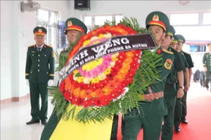 Các lực lượng vũ trang thị xã Đức Phổ viếng nguyên Chủ tịch nước Trần Đức Lương.