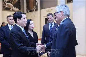 Chủ tịch nước Lương Cường chia sẻ cảm xúc với thân nhân cố Tổng thống Ai Cập Gamal Abdel Nasser sau khi tham quan bảo tàng. (Ảnh: Lâm Khánh/TTXVN)