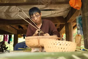 Ông Bùi Văn Vinh trong không gian làm việc quen thuộc tại Làng Văn hóa - Du lịch các dân tộc Việt Nam (Đoài Phương, Hà Nội).