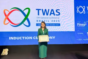 GS.TS NGƯT Nguyễn Thị Thanh Mai nhận bằng công nhận Viện sĩ TWAS. Ảnh: NVCC. 