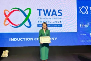 GS.TS NGƯT Nguyễn Thị Thanh Mai nhận bằng công nhận Viện sĩ TWAS. Ảnh: NVCC. 