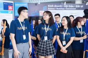 Quỳnh Hương (ở giữa) khởi nghiệp cùng dự án AllStep, cung cấp thiết bị hỗ trợ đi lại cho người bại não.