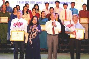 Thầy Cao Xuân Lương (trái) nhận giải thưởng Cuộc thi sáng tác học tập và làm theo Bác Hồ. Ảnh: TG.