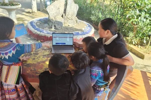 Cô Hoàng Thị Thủy cùng học trò đọc Báo Giáo dục và Thời đại. 