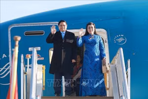 Thủ tướng Phạm Minh Chính và Phu nhân bắt đầu chuyến tham dự Hội nghị Thượng đỉnh G20 tại Nam Phi. Ảnh: Dương Giang/TTXVN.