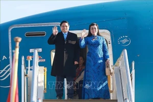 Thủ tướng Phạm Minh Chính và Phu nhân bắt đầu chuyến tham dự Hội nghị Thượng đỉnh G20 tại Nam Phi. Ảnh: Dương Giang/TTXVN.