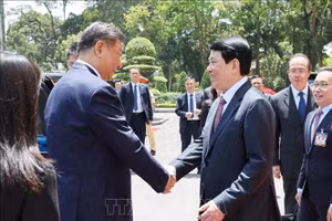 Chủ tịch nước Lương Cường đón Tổng Bí thư, Chủ tịch nước Trung Quốc Tập Cận Bình. (Ảnh: Lâm Khánh/TTXVN)