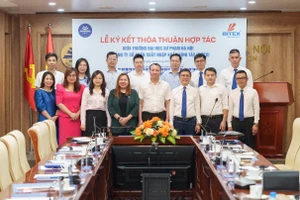 Đại diện Bộ Giáo dục và Đạo tạo, lãnh đạo trường HNUE cùng với các lãnh đạo công ty BITEX tại buổi lễ ký kết.