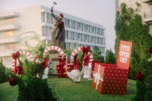 Không gian Giáng sinh phủ kín khuôn viên Trường Đại học FPT cơ sở Hà Nội.