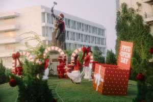 Không gian Giáng sinh phủ kín khuôn viên Trường Đại học FPT cơ sở Hà Nội.