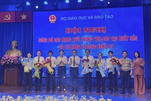 Thứ trưởng Nguyễn Văn Phúc tặng hoa chúc mừng đại diện 6 mạng lưới trung tâm đào tạo xuất sắc. Ảnh: Thùy Linh.