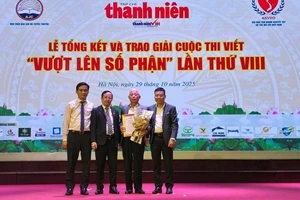 Nhà báo Nguyễn Toàn Thắng - Tổng biên tập Tạp chí Thanh niên, Trưởng Ban tổ chức cuộc thi; đồng chí Nguyễn Phú Trường – Vụ trưởng Vụ Dân chủ và cơ quan nhà nước, Ban Tuyên giáo và Dân vận Trung ương và đồng chí Đặng Khắc Lợi – Phó cục Trưởng cục Báo chí Xuất bản – Bộ Văn hóa Thể thao và Du lịch trao giải đặc biệt cho tác giả Nguyễn Minh Châu (người nhận thay là ông Nguyễn Đức Trường - bố của tác giả Nguyễn Minh Châu.)