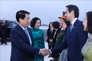 Đại sứ, Trưởng Phái đoàn Thường trực Việt Nam tại Liên hợp quốc Đỗ Hùng Việt tiễn Chủ tịch nước Lương Cường và Phu nhân tại sân bay John F. Kennedy, thành phố New York. (Ảnh: Lâm Khánh/TTXVN)