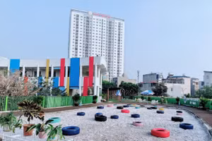 Sân cát trên cao trường Mầm non Yên Sở được phủ bóng cây xanh.