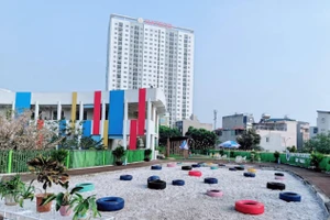 Sân cát trên cao trường Mầm non Yên Sở được phủ bóng cây xanh.