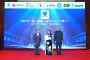 PGS.TS Nguyễn Lan Phương - Phó Hiệu trưởng nhà trường nhận chứng nhận top 10 doanh nghiệp xuất sắc châu Á - Thái Bình Dương 2025 cùng biểu trưng từ ban tổ chức. Ảnh: NTTU. 