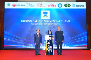 PGS.TS Nguyễn Lan Phương - Phó Hiệu trưởng nhà trường nhận chứng nhận top 10 doanh nghiệp xuất sắc châu Á - Thái Bình Dương 2025 cùng biểu trưng từ ban tổ chức. Ảnh: NTTU. 