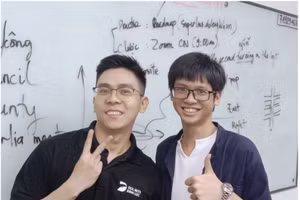Bạn Trần Đức Tài (phải, sinh viên Trường ĐH Y dược TP.HCM và là thủ khoa duy nhất cả nước ở khối B năm 2025) tin tưởng chọn học ở DOL English - Ảnh: DOL English.